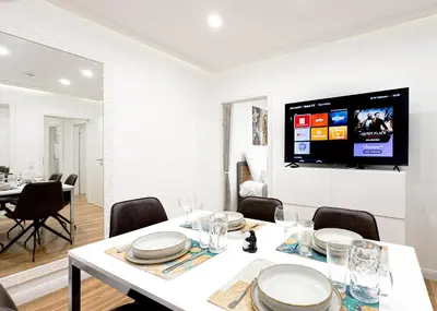TV/Unterhaltungsangebot in der Unterkunft Augusta Prima für bis zu 7 Gäste- Stilvolles Apartment im Zentrum nahe Rathaus - Hochwertige Betten und Bettwäsche - Voll ausgestattete Küche - 4K Smart TV - Aufzug - Kostenlose Nacht Tiefgarage 20-30 bis 9-30 Uhr mit 28 Stellplätzen je nach Verfügbarkeit