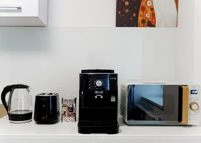 Küche/Küchenzeile in der Unterkunft Augusta Prima für bis zu 7 Gäste- Stilvolles Apartment im Zentrum nahe Rathaus - Hochwertige Betten und Bettwäsche - Voll ausgestattete Küche - 4K Smart TV - Aufzug - Kostenlose Nacht Tiefgarage 20-30 bis 9-30 Uhr mit 28 Stellplätzen je nach Verfügbarkeit