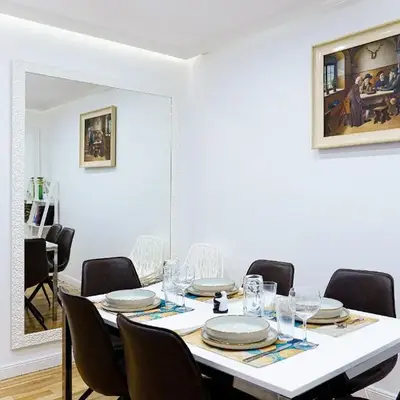 Augusta Prima für bis zu 7 Gäste- Stilvolles Apartment im Zentrum nahe Rathaus - Hochwertige Betten und Bettwäsche - Voll ausgestattete Küche - 4K Smart TV - Aufzug - Kostenlose Nacht Tiefgarage 20-30 bis 9-30 Uhr mit 28 Stellplätzen je nach Verfügbarkeit