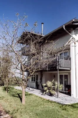 Das Gebäude in dem sich das Ferienhaus befindet