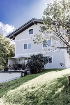 Das Gebäude in dem sich das Ferienhaus befindet