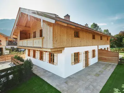Das Gebäude in dem sich das Ferienhaus befindet