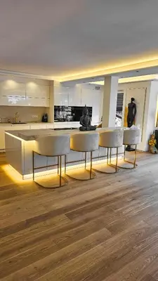 Küche/Küchenzeile in der Unterkunft Luxurious large home with Pool, Garden, Koi Pond only 12 min to Octoberfest