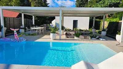 Der Swimmingpool an oder in der Nähe von Luxurious large home with Pool, Garden, Koi Pond only 12 min to Octoberfest