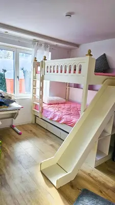Ein Bett oder Betten in einem Zimmer der Unterkunft Luxurious large home with Pool, Garden, Koi Pond only 12 min to Octoberfest