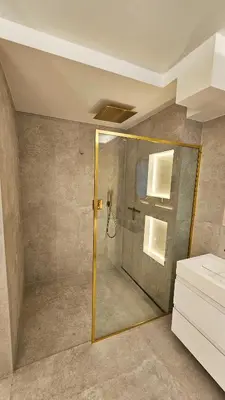 Ein Badezimmer in der Unterkunft Luxurious large home with Pool, Garden, Koi Pond only 12 min to Octoberfest