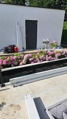 Ein Balkon oder eine Terrasse in der Unterkunft Luxurious large home with Pool, Garden, Koi Pond only 12 min to Octoberfest