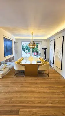 Ein Sitzbereich in der Unterkunft Luxurious large home with Pool, Garden, Koi Pond only 12 min to Octoberfest