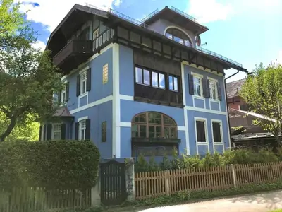 Das Gebäude in dem sich das Ferienhaus befindet