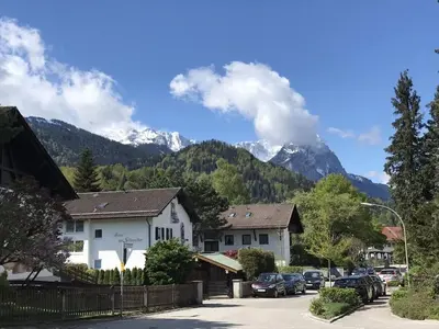 Ein allgemeiner Bergblick oder ein Berglick von des Ferienhauses aus