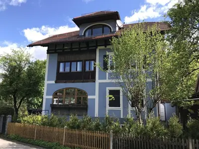 Das Gebäude in dem sich das Ferienhaus befindet