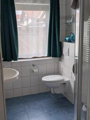 Ein Badezimmer in der Unterkunft Ferienwohnung mit Terrasse in der Nähe vom Golfplatz