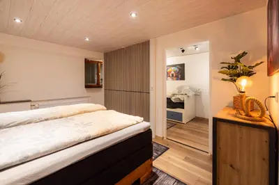 Ein Bett oder Betten in einem Zimmer der Unterkunft Ferienwohnung Hans - Hohenpeißenberg mit Gartenblick