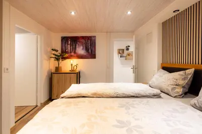 Ein Bett oder Betten in einem Zimmer der Unterkunft Ferienwohnung Hans - Hohenpeißenberg mit Gartenblick
