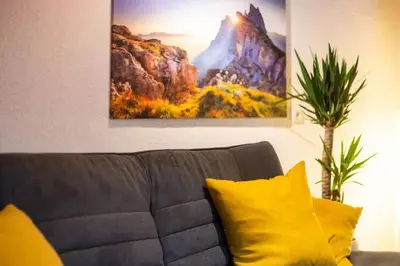 Ein Sitzbereich in der Unterkunft Ferienwohnung Hans - Hohenpeißenberg mit Gartenblick