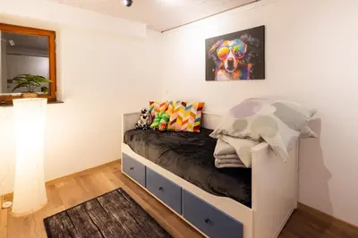 Ein Bett oder Betten in einem Zimmer der Unterkunft Ferienwohnung Hans - Hohenpeißenberg mit Gartenblick