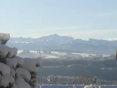 Ein allgemeiner Bergblick oder ein Berglick von des Ferienhauses aus