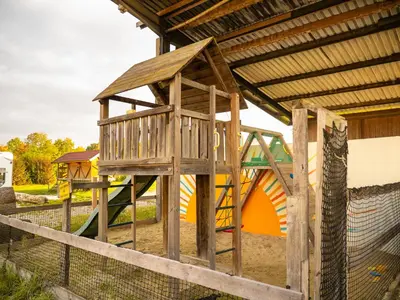 Ein Kinderspielbereich in der Unterkunft Gemütlicher Camper fußläufig zur Therme Erding