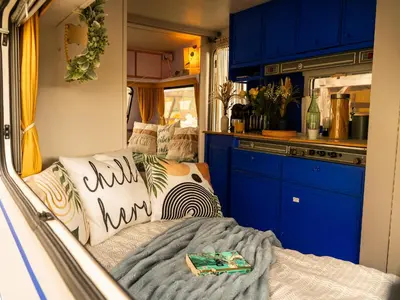 Küche/Küchenzeile in der Unterkunft Gemütlicher Camper fußläufig zur Therme Erding