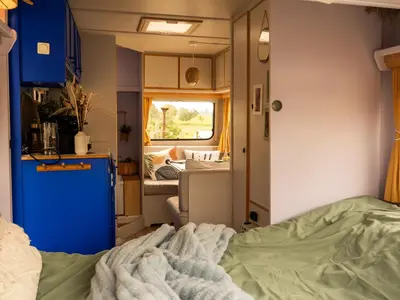 Küche/Küchenzeile in der Unterkunft Gemütlicher Camper fußläufig zur Therme Erding