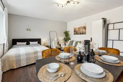 Ein Bett oder Betten in einem Zimmer der Unterkunft NEW Proud Stay Augsburg Historisches Viertel