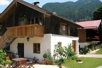 Ein allgemeiner Bergblick oder ein Berglick von des Ferienhauses aus