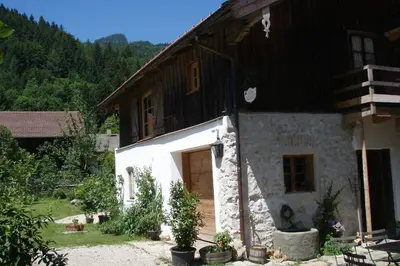 Das Gebäude in dem sich das Ferienhaus befindet