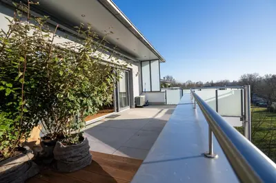 Ein Balkon oder eine Terrasse in der Unterkunft Außergewöhnliches lichtdurchflutetes Penthouse im Zentrum