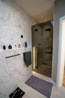 Ein Badezimmer in der Unterkunft Außergewöhnliches lichtdurchflutetes Penthouse im Zentrum
