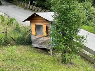 Ein Garten an der Unterkunft Ein Haus am Berg
