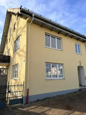 Das Gebäude in dem sich das Ferienhaus befindet