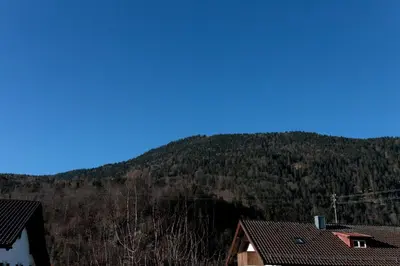 Ein allgemeiner Bergblick oder ein Berglick von der Ferienwohnung aus