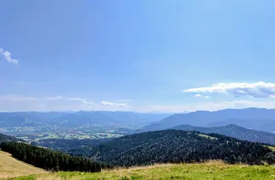 Ein allgemeiner Bergblick oder ein Berglick von der Ferienwohnung aus