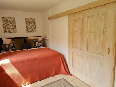 Ein Bett oder Betten in einem Zimmer der Unterkunft Ferienwohnung Katja II mit Kramerblick