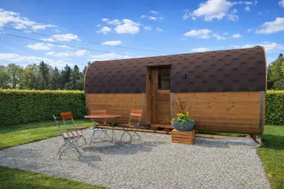 Ein Garten an der Unterkunft Holzfass Entspannung pur mit schönstem Bergblick 1