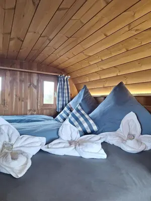 Ein Bett oder Betten in einem Zimmer der Unterkunft Holzfass Entspannung pur mit schönstem Bergblick 1