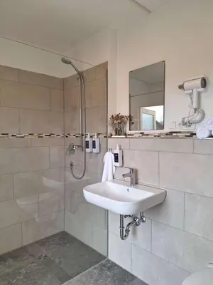 Ein Badezimmer in der Unterkunft Holzfass Entspannung pur mit schönstem Bergblick 1