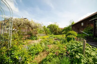 Ein Garten an der Unterkunft Luis Bader Haus - Fewo mit Garten und Berg-, Seenähe