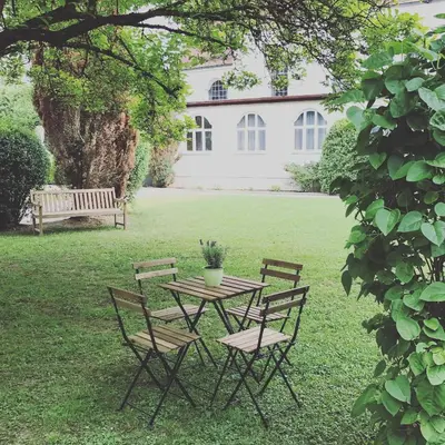 Ein Garten an der Unterkunft Kloster Altenhohenau