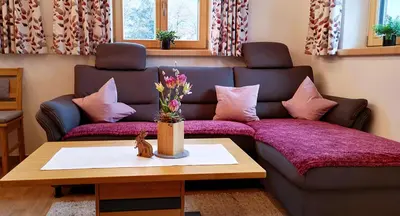 Ein Sitzbereich in der Unterkunft Alpenchalet-Chiemgau