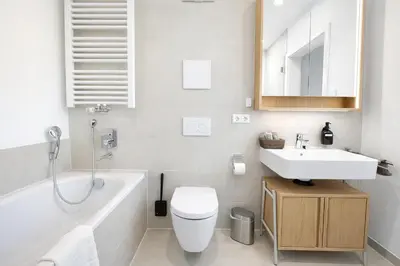 Ein Badezimmer in der Unterkunft TrulySpace - Modernes Apartment am Rathausplatz, Terrasse, Fahrstuhl