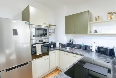 Küche/Küchenzeile in der Unterkunft TrulySpace - Modernes Apartment am Rathausplatz, Terrasse, Fahrstuhl
