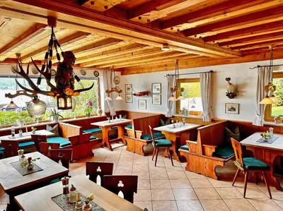Ein Restaurant oder anderes Speiselokal in der Unterkunft Hotel Fischerstüberl am See