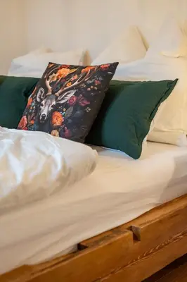 Ein Bett oder Betten in einem Zimmer der Unterkunft Fischerhof Samerberg - Auszeit mit Bergblick & Balkon