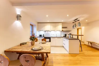 Küche/Küchenzeile in der Unterkunft Fischerhof Samerberg - Auszeit mit Bergblick & Balkon