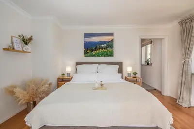 Ein Bett oder Betten in einem Zimmer der Unterkunft MY STAY - Traumhafte Ferienwohnungen mit Bergblick und Sauna in Seenähe