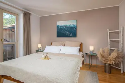 Ein Bett oder Betten in einem Zimmer der Unterkunft MY STAY - Traumhafte Ferienwohnungen mit Bergblick und Sauna in Seenähe