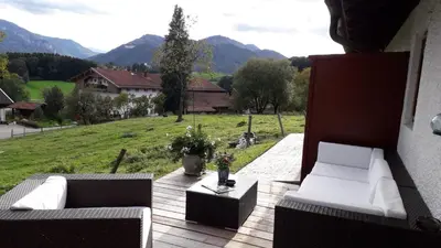 Ein allgemeiner Bergblick oder ein Berglick von des Bauernhofs aus