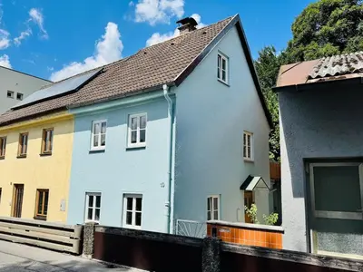Das Gebäude in dem sich das Ferienhaus befindet