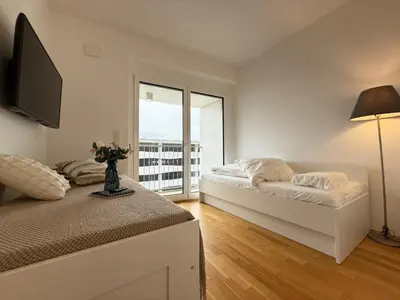 Ein Bett oder Betten in einem Zimmer der Unterkunft Entire apartment next to exhibition and Messe